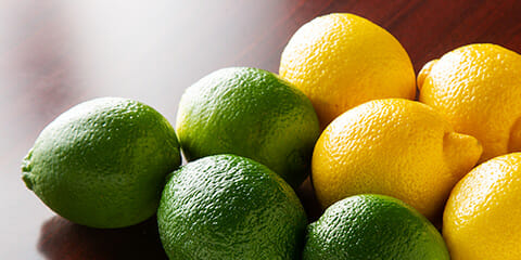 レモン、ライムはフレッシュを使用。必ずスライスを使用し、独特の苦味を抑えて、程よい酸味のみを引き出しています。